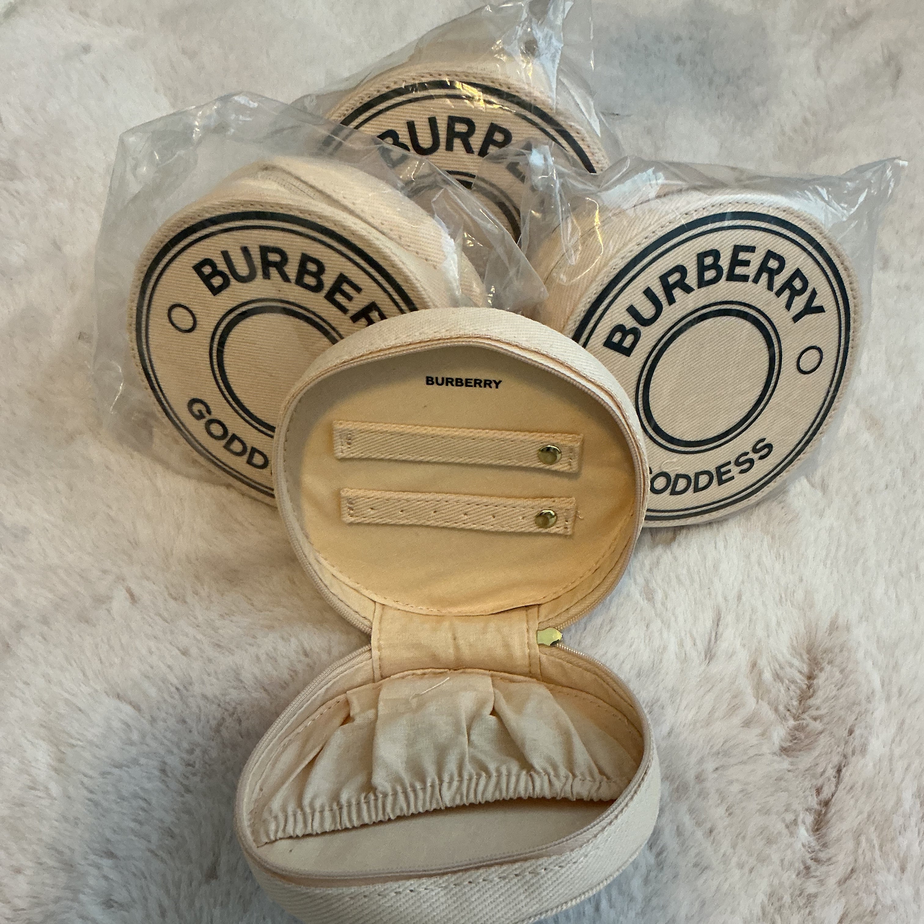 BURBERRY GODDESS ROUND TRAVEL JEWELRY HOLDER GWP item